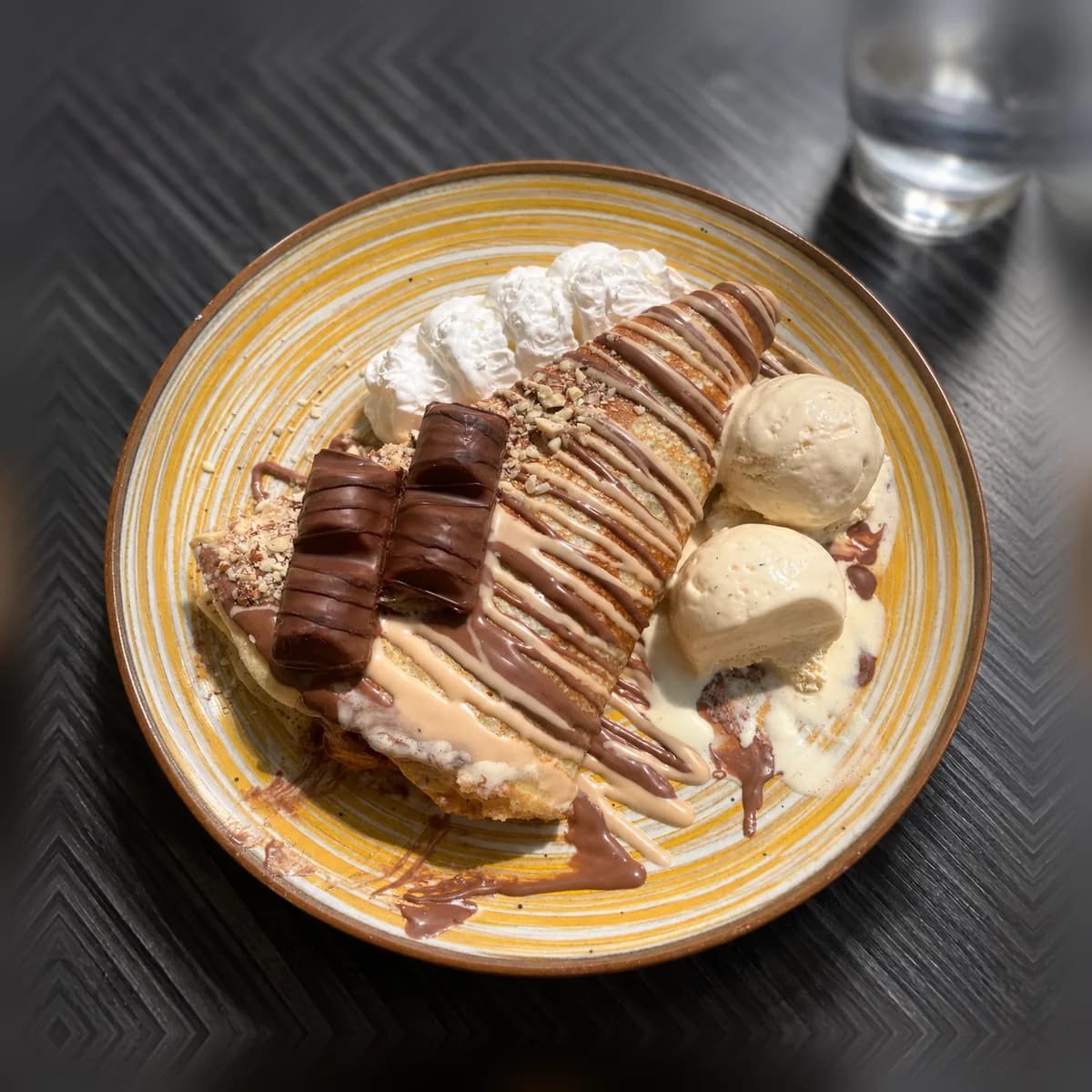 Palačinka s Kinder Bueno čokoladicama, šlagom i sladoledom od vanilije, fotografija gosta